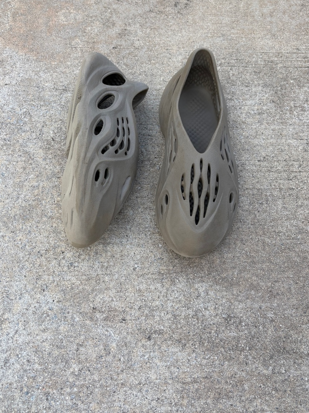 Yeezy Foam Runner in Olive/Taupe